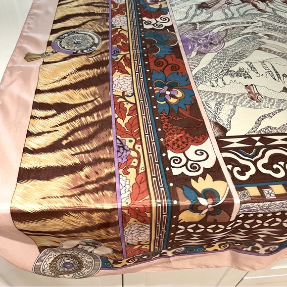 La Femme Aux Semelles de Vent Silky Scarf Wrap - Picture 9 of 16